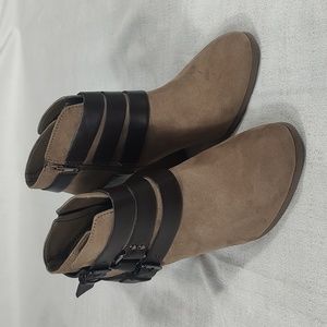 Carlos by Carlos Santana Hollie Tan Heeled Ankle Booties Buckle Detail Size 8M